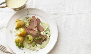 Zartes Tafelspitz-Rezept mit Salzkartoffeln und Kräutersauce.