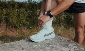 Atleta allaccia le scarpe da running Brooks Ghost, pronte per una nuova avventura. Scopri come lavare le scarpe da running per mantenerle al meglio.