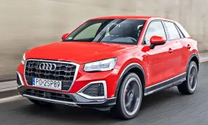 Czerwone Audi Q2 w ruchu drogowym. Sprawdź aktualną audi q2 cena i ofertę.