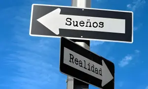 Señales de tráfico apuntan en direcciones opuestas: una hacia "Sueños" y otra hacia "Realidad". Frases de sueños y realidad.
