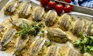 Acciughe ripiene alla ligure, dorate e croccanti, pronte per essere gustate. Un piatto che profuma di mare e tradizione.