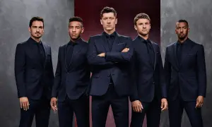 Pięciu mężczyzn w granatowych garniturach, prezentujących elegancję marki Hugo Boss.