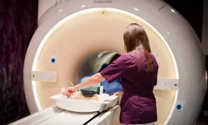 Technik przygotowuje pacjenta do badania rezonansem magnetycznym. Ważne, by implanty ze stali chirurgicznej nie stanowiły przeciwwskazania.