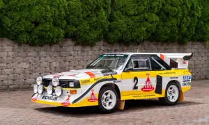 Ikoniczny Audi quattro S1 w biało-żółtych barwach z numerem 2, gotowy do rajdu.