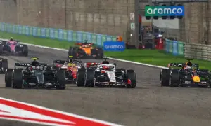 Coches de Fórmula 1 compiten en una carrera nocturna, anticipando el calendario F1 2026.