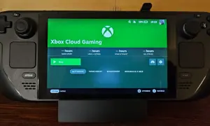 Steam Deck z uruchomioną aplikacją Xbox Cloud Gaming. Możliwość grania w gry z chmury na przenośnym urządzeniu.