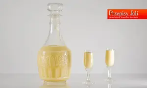 Szklana karafka i dwa kieliszki wypełnione kremowym ajerkoniakiem. Idealny na świąteczny stół.