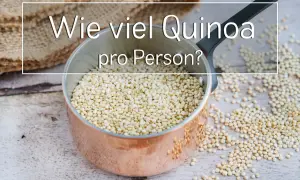 Ein Kupfertopf voller Quinoa, daneben verstreute Körner. Die Frage "Wie viel Quinoa pro Person?" ist im Bild zu sehen.