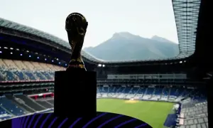 Złoty puchar mistrzostw świata na tle trybun stadionu, który mógłby być największym stadionem na świecie.