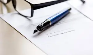 Długopis i okulary na dokumencie. Gotowy do złożenia wniosek o urlop rodzicielski 9 tygodni pdf.