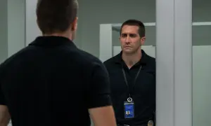 Jake Gyllenhaal w filmie "Procesja" patrzy w lustro, zastanawiając się nad swoją rolą.