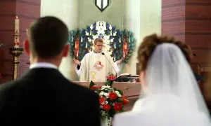 Ślub kościelny. Ksiądz błogosławi parę młodą. Kto nie może być świadkiem na ślubie kościelnym?
