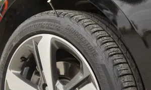 Gwoźdź wbity w oponę. Czy to opona run flat? Tak, dzięki niej możesz kontynuować jazdę.