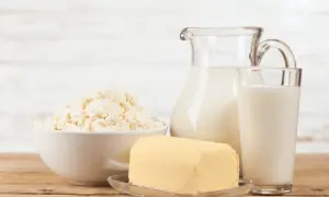 Twaróg, masło i mleko. Czy pies może jeść nabiał? Zależy od psa i rodzaju produktu.