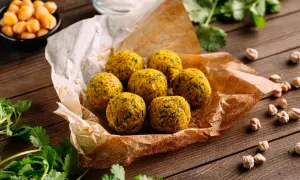 Boules dorées de falafel maison, prêtes à être dégustées. Une recette simple et savoureuse pour un repas végétarien.