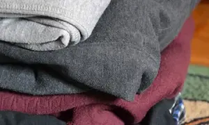 Zrób dywan ze starych ubrań! Poradnik DIY krok po kroku