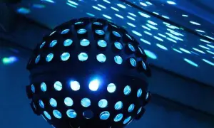 Ile bierze DJ za 18? Ceny, które zaskoczą i pomogą w wyborze