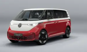 En röd och vit Volkswagen ID. Buzz, en modern tolkning av klassiska vw modeller genom åren.