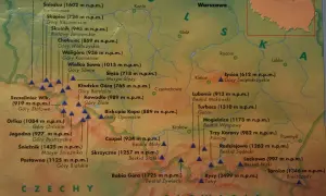 Mapa przedstawia plan Korony Gór Polskich z zaznaczonymi szczytami i ich wysokościami.