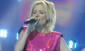 Patrycja Markowska śpiewa, a jej utwory niosą się po scenie. Wokalistka w błyszczącej, różowej kreacji z mikrofonem w dłoni.