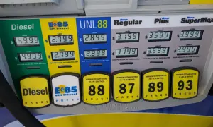 Cena e85 (85% etanolu) to 2.799 za galon. Obok widać ceny diesla, UNL88, Regular, Plus i SuperMax.
