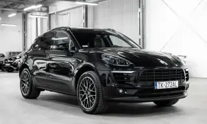 Czarny Porsche Macan lśni w garażu. Sprawdź atrakcyjną porsche macan cena i znajdź swój wymarzony SUV.