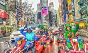 Folk i dräkter kör gokart genom Shibuya Crossing i Tokyo.