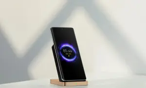 Elegancka ładowarka indukcyjna Xiaomi z telefonem na stojaku, pokazująca 85,36% naładowania i 50W mocy.