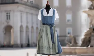 Blauer Dirndl mit hellgrünem Rock und Blumenmuster. Die dirndl farben bedeutung kann von Region zu Region variieren, aber Blau steht oft für Treue.