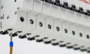 Szczegółowe podłączenie skrzynki elektrycznej. Cena instalacji zależy od ilości zabezpieczeń.
