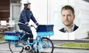 PostNord-cykelbud levererar post varannan dag. I en cirkel syns en man i kostym.