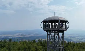 Wieża widokowa na jagodna najkrótszy szlak. Ludzie podziwiają panoramę z góry.