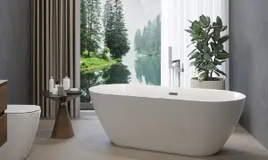 Bagno moderno con vasca freestanding e vista lago. Soluzione ideale per rivestire vasca da bagno rovinata con stile.