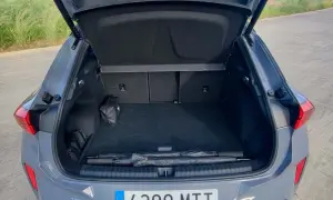 Bagagliaio aperto della Cupra Terramar, con ombrello e kit di emergenza. Le dimensioni sono adatte per un viaggio.