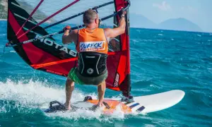 Ucieknij przed mrozem! Windsurfing zimą: Top kierunki i porady.