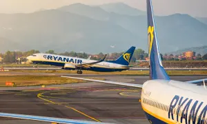 Samolot Ryanair startuje na tle gór. Zastanawiasz się, jak anulować rezerwację Ryanair?