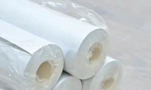 Rolki białej raufazy w folii, gotowe do odmienienia wnętrza.