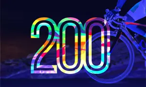 Buntes "200" überlagert ein Rennrad. Ein Radfahrer bereitet sich auf eine lange Fahrt vor, vielleicht 200 km rennrad.