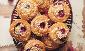 Snabba bullar med bakpulver, fyllda med hallon och toppade med pärlsocker. Perfekta för fika!