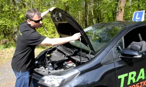 Jak otworzyć maskę Toyota Yaris - proste kroki i rozwiązania problemów