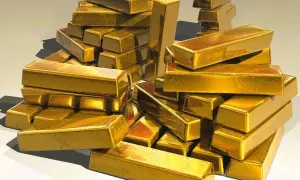 Montón de lingotes de oro brillante. ¿Qué es más caro el oro o el platino? El oro es un metal precioso.