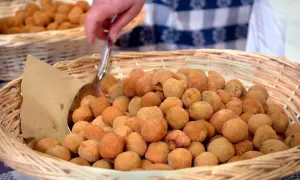 Cesto pieno di olive fritte, un classico dei piatti tipici marchigiani, pronte per essere servite.