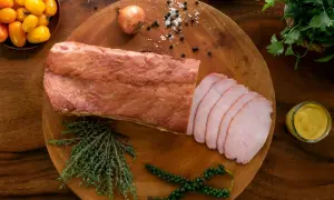 Schab gotowany w herbacie, pokrojony w plastry, z dodatkiem ziół, pieprzu i musztardy.