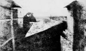 La prima foto iconica: una vista da una finestra, con un uomo che cammina per strada, catturato in un'immagine storica.