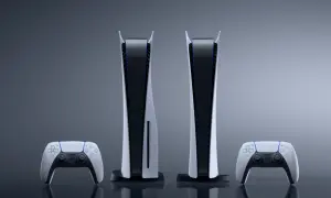 Dwie konsolki PS5 i dwa kontrolery DualSense, prezentujące różne wersje sprzętu.
