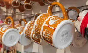 Tazas con diseño de casa de jengibre, como si un **flying tiger** las hubiera decorado.