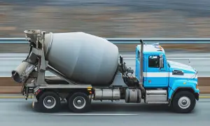 Niebieska gruszka betonu pędzi po drodze. Zastanawiasz się, ile kosztuje gruszka betonu?