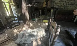 Table dressée dans une maison abandonnée, vestige d'un urbex à Bordeaux. Lumière filtrant par la fenêtre, poussière sur les assiettes.