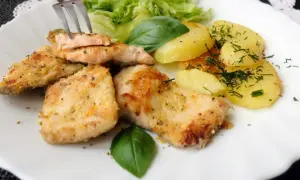 Pstrąg tęczowy filet przepis z patelni: złociste kawałki ryby, ziemniaczki i sałata. Idealny obiad!