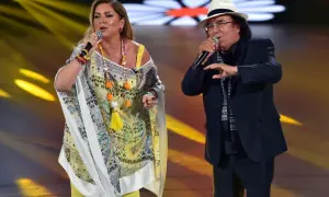 Al Bano i Romina Power na scenie, przypominając swoje największe utwory. Wokalistka w barwnej tunice, wokalista w eleganckim garniturze i kapeluszu.